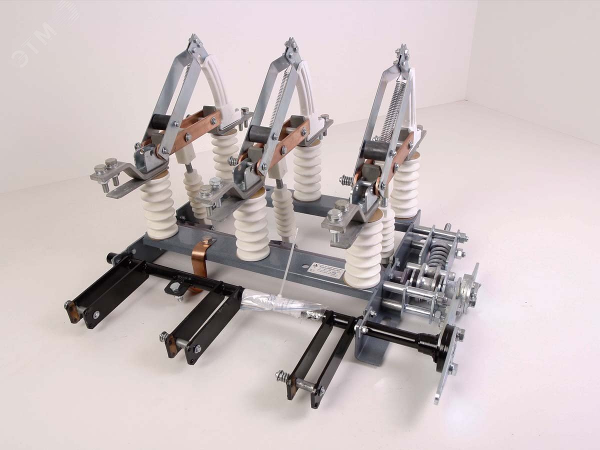 Выключатель нагрузки ВНА(П)-10/630-20з УХЛ2 полиамид в комплекте с приводами и вилками 